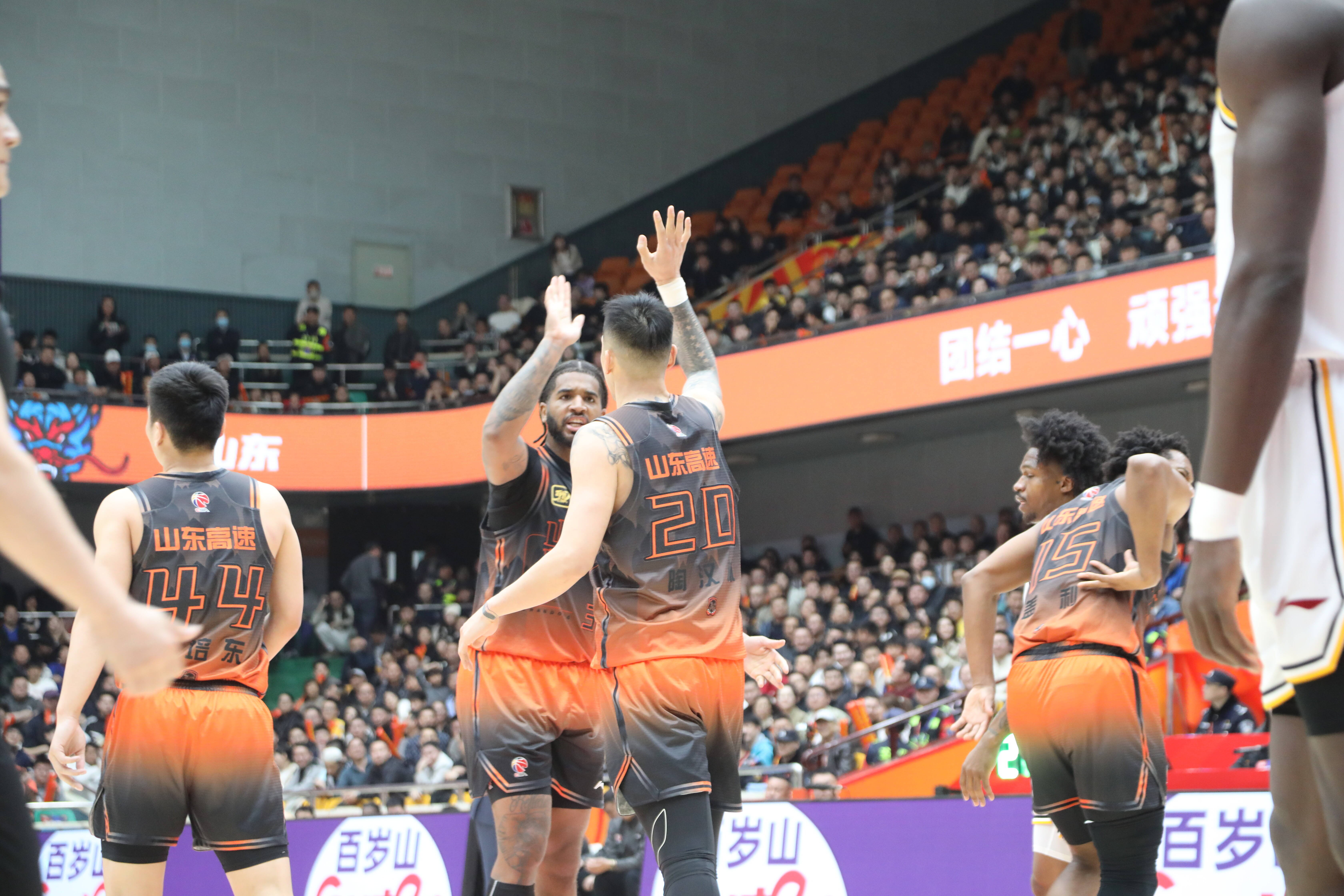 爱游戏APP-深圳男篮训练开放日；转会期外线爆发引欢呼；法国杯在即；训练强度明显提升的简单介绍