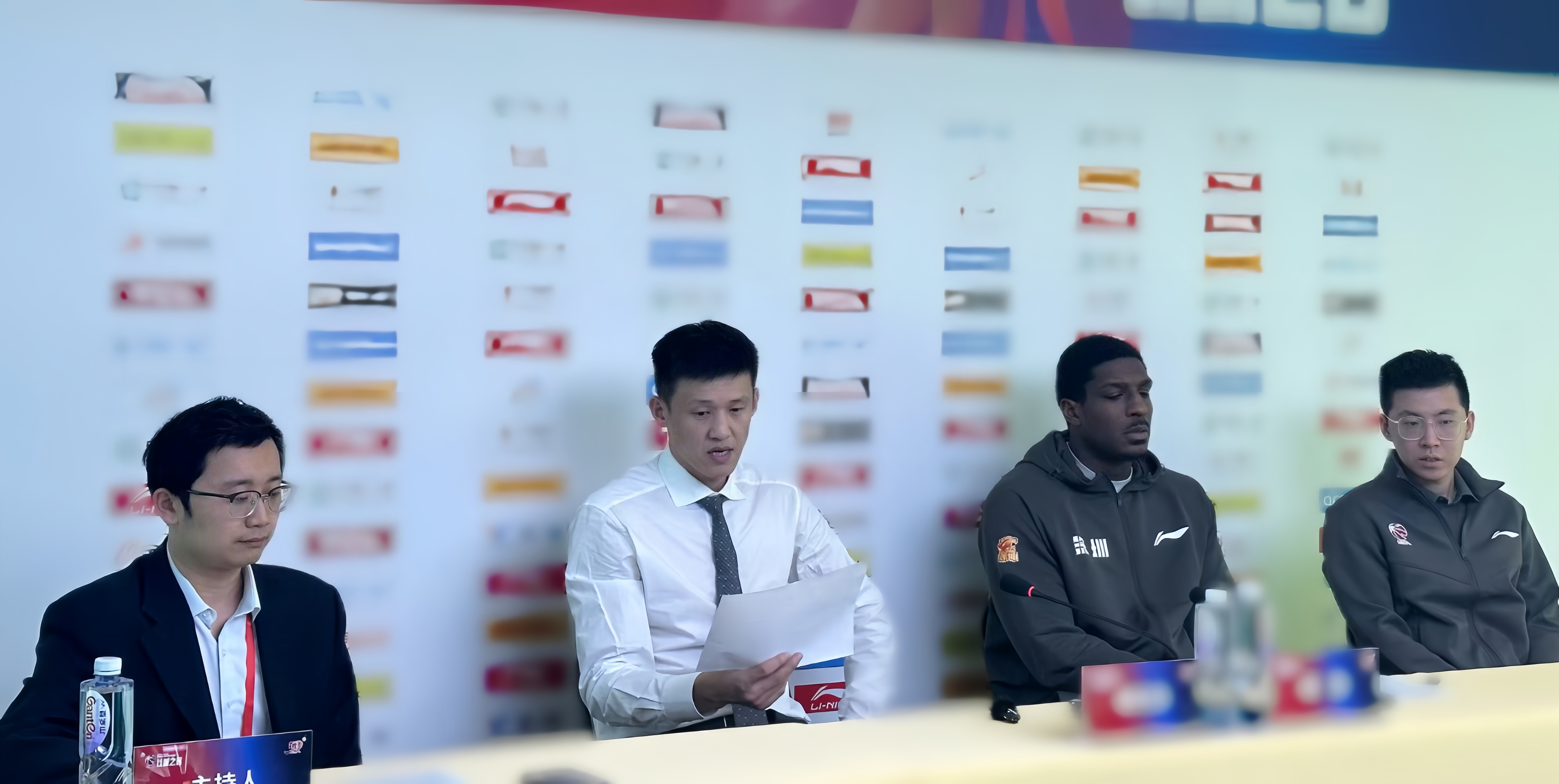 深圳男篮训练开放日；转会期外线爆发引欢呼；法国杯在即；训练强度明显提升的简单介绍